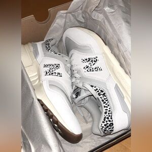 Brand New (never worn) Woman’s New Balance size 8.5